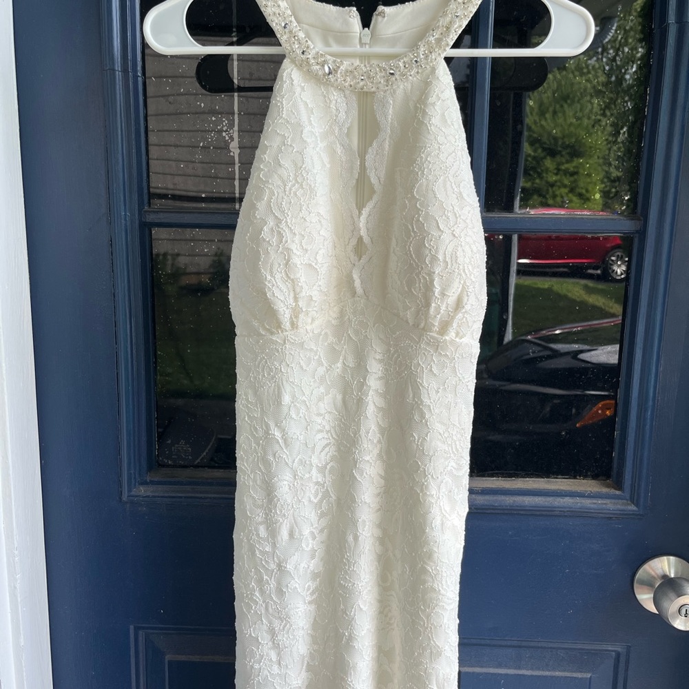 David’s Bridal dress size 8 Ivory dress. Never worn! In pristine condition!